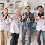 Tiga mahasiswa UIN Salatiga dan Manager Lazismu berfoto sambil memegang produk kaleng Qurban RendangMu di kantor Lazismu Kota Salatiga.