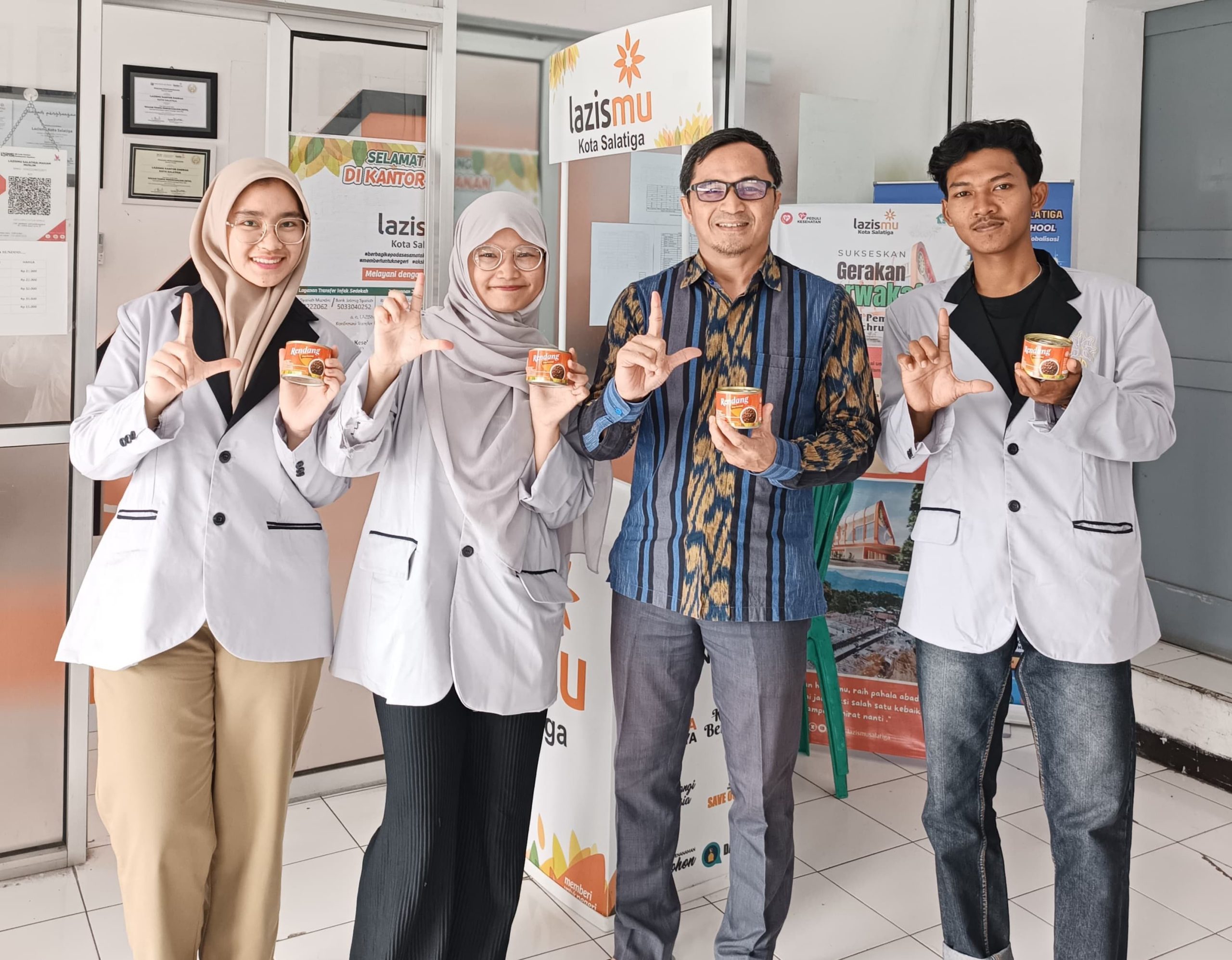 Tiga mahasiswa UIN Salatiga dan Manager Lazismu berfoto sambil memegang produk kaleng Qurban RendangMu di kantor Lazismu Kota Salatiga.